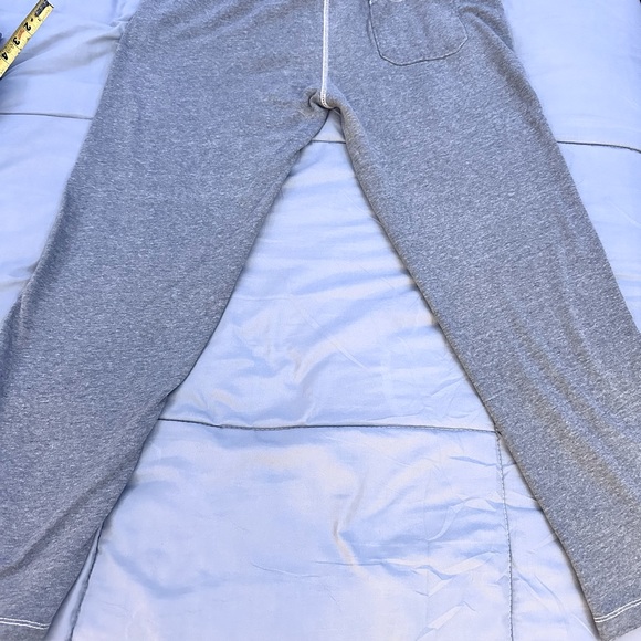 American Eagle sweatpants side pockets and a single back pocket.size large - Picture 8 of 11